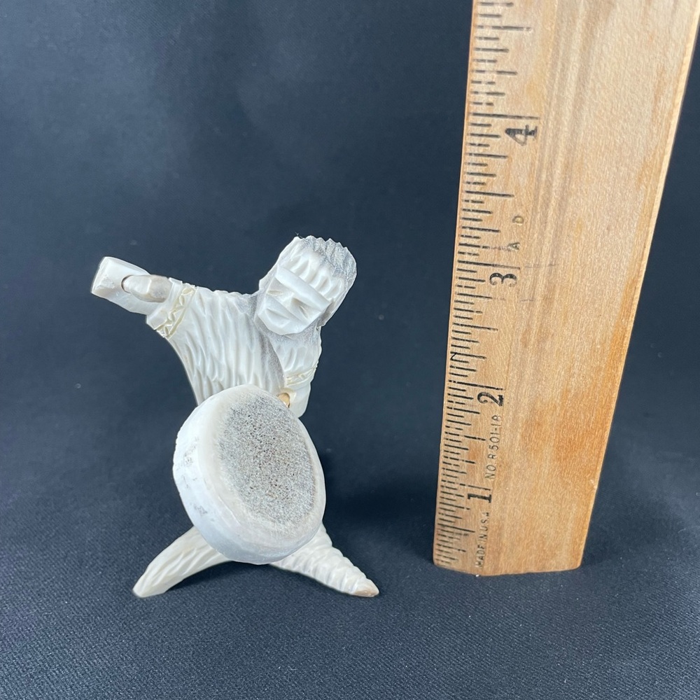 Handcarved Inuit Indigenous Caribou Antler Cribbage Board and Two Figurines - Picture 9 of 13